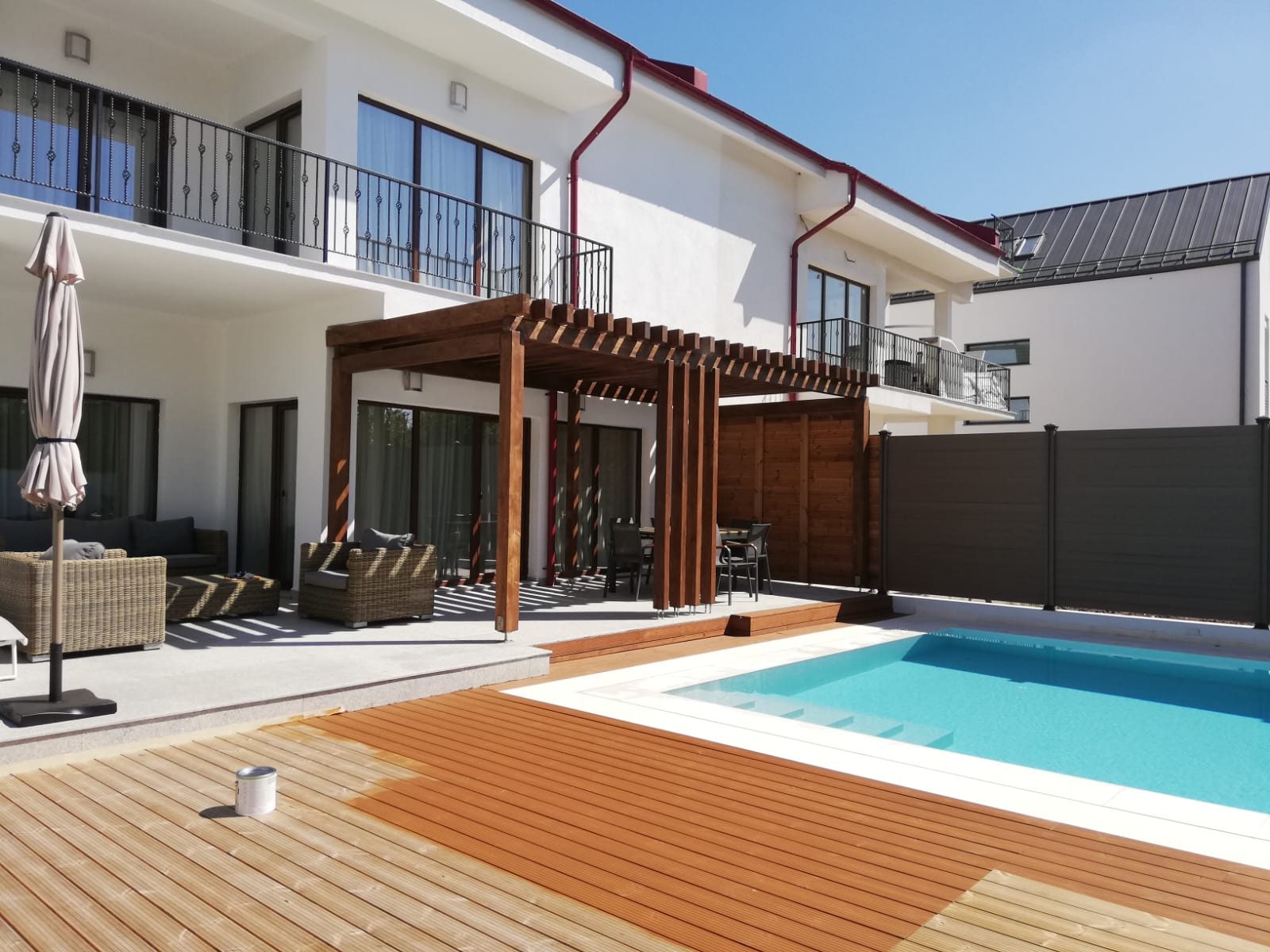 Pergolă și deck la piscină