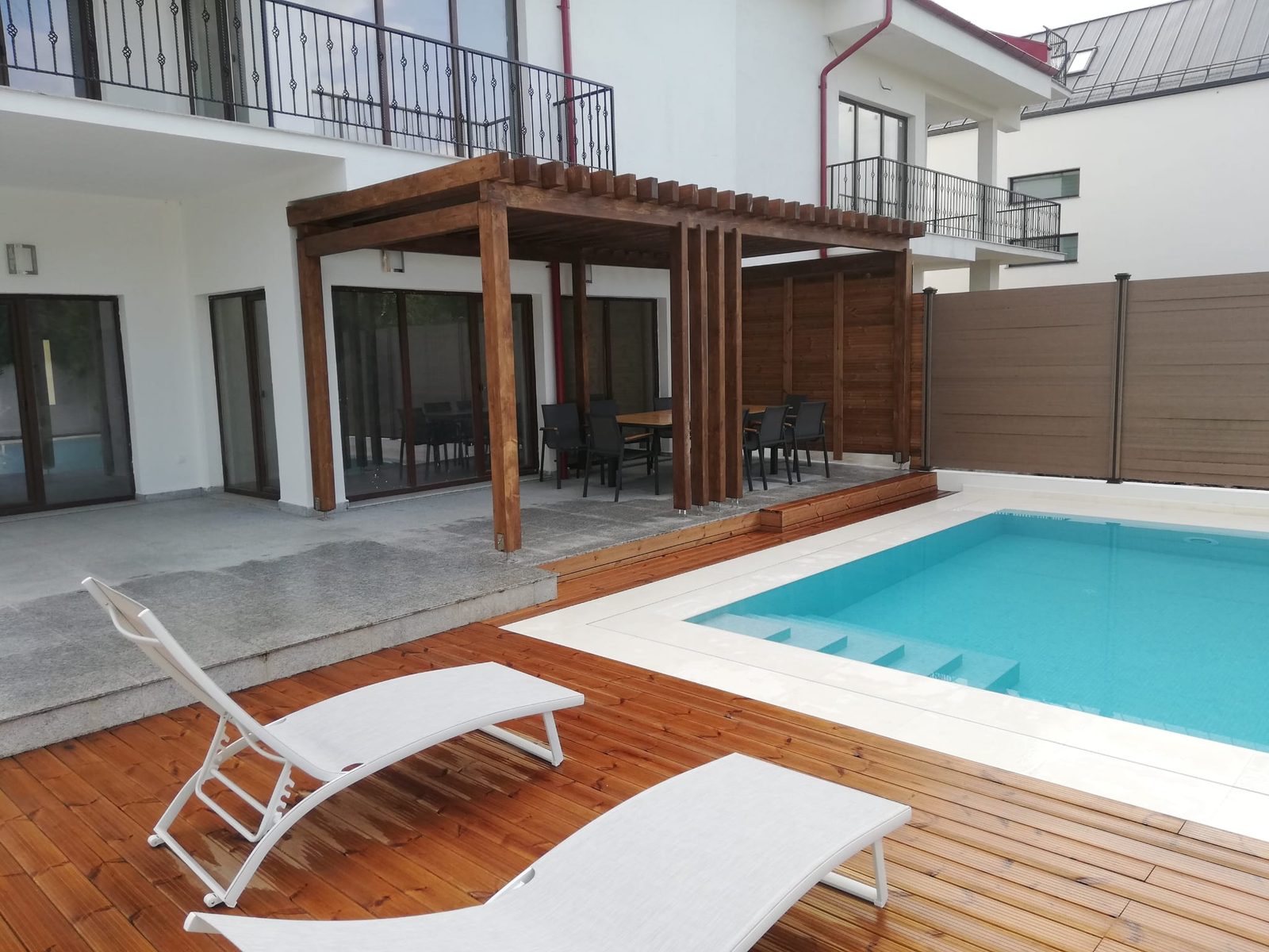 Pergolă și deck la piscină — imagine 1
