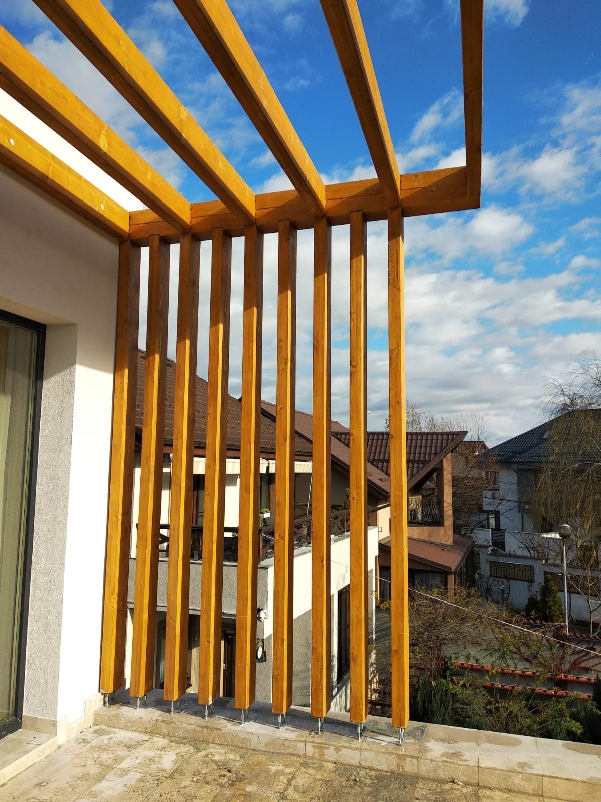 Pergolă și deck la piscină — imagine 2