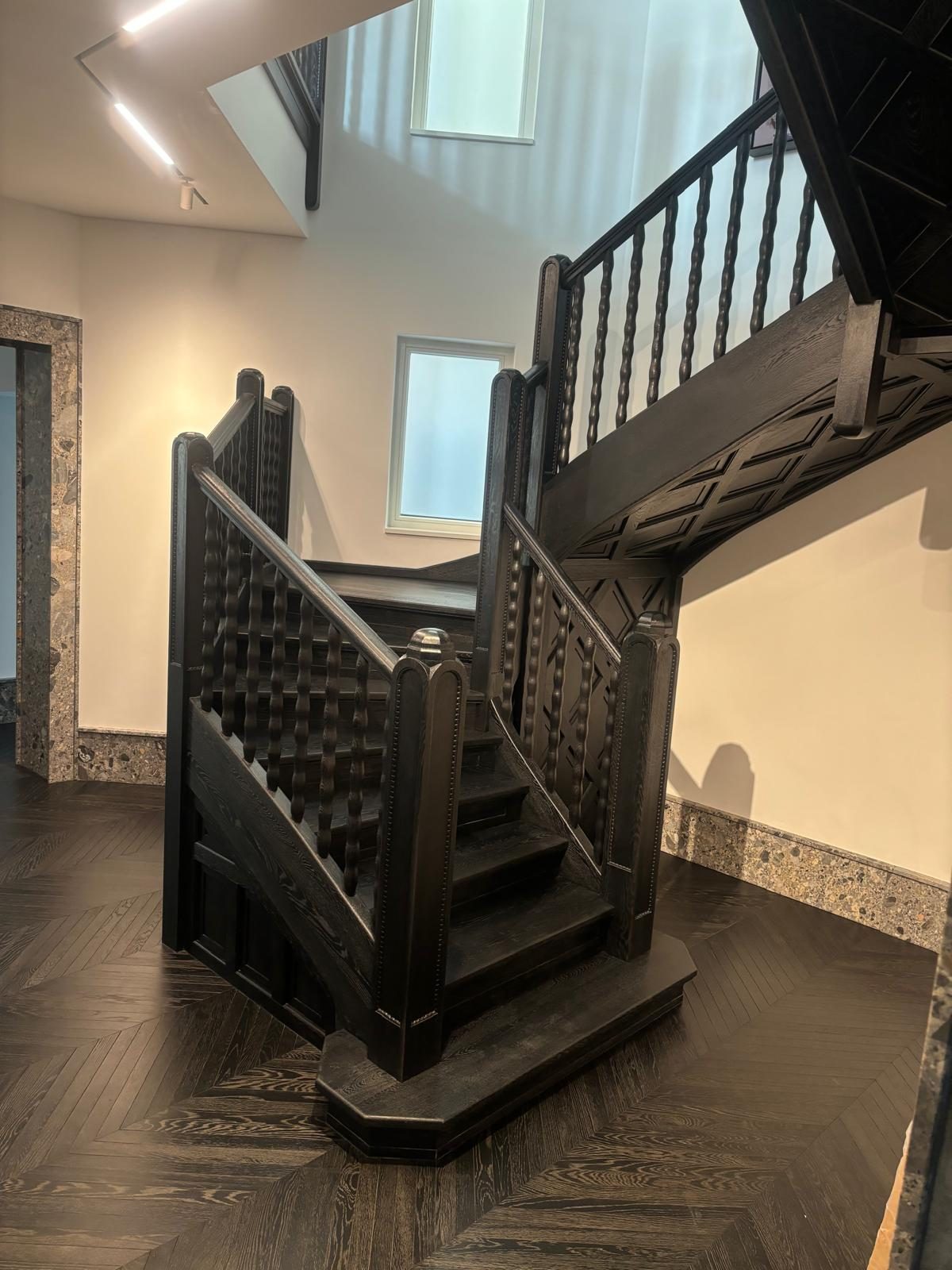 Scară masivă cu balustradă sculptată — imagine 2