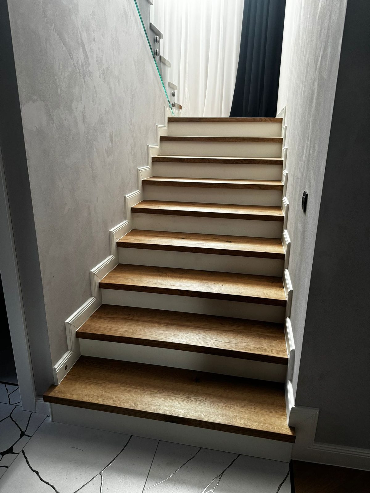Scară pe vang și trepte pe beton
